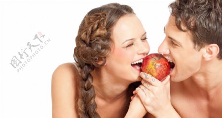 吃一个苹果的情侣图片