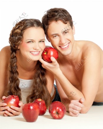 拿着苹果的情侣图片图片