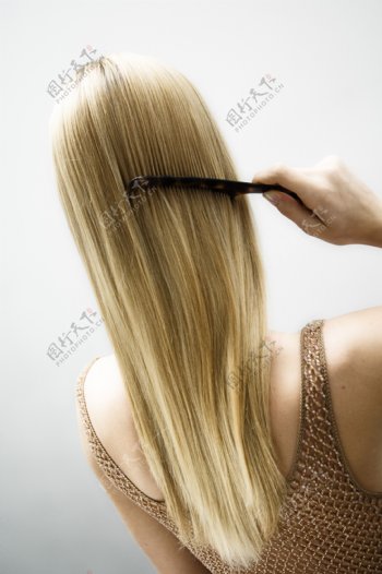 梳头发的金发女郎图片