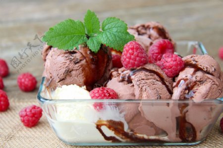 树莓巧克力冰淇淋图片