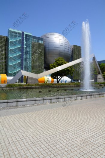 圆球建筑物与喷泉