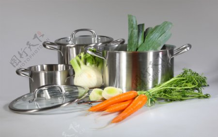 蔬菜和不锈钢锅