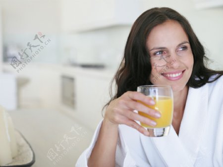 喝果汁微笑的女性图片