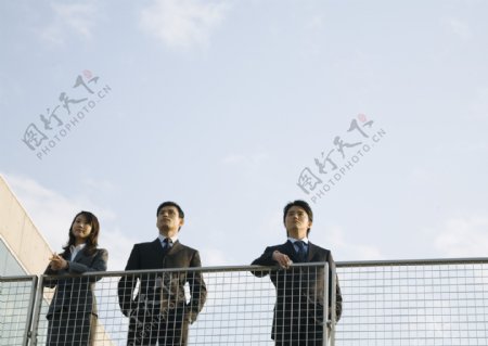 站在天桥上的商务团队图片