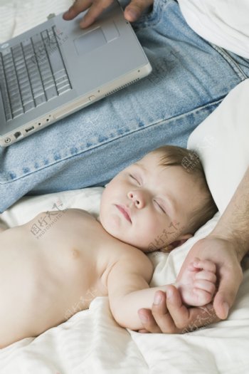 握着父亲手睡觉的小婴儿图片