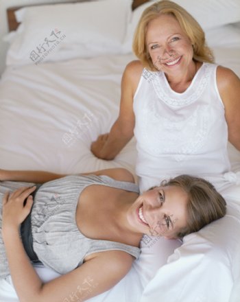 床上开心的母女图片