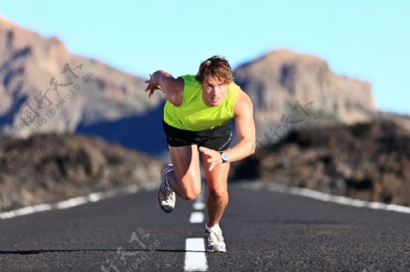 跑步的外国男性图片