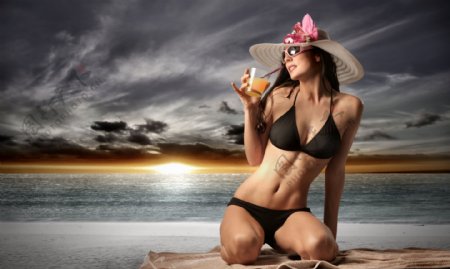 海边喝果汁的内衣模特图片