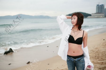 沙滩上的性感美女图片