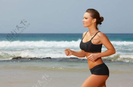 海边跑步的美女图片