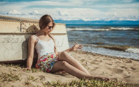 坐在海滩上的性感女孩图片