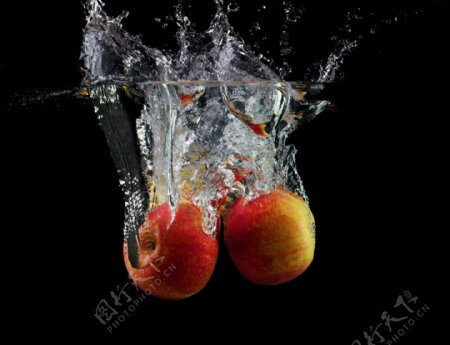 溅起水花的苹果图片