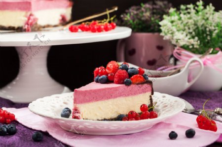 水果草莓三角形蛋糕图片