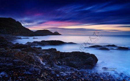 蓝色夕阳清晨的带有礁石的海边