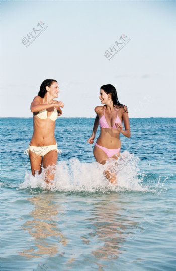 海水中奔跑的两个美女图片