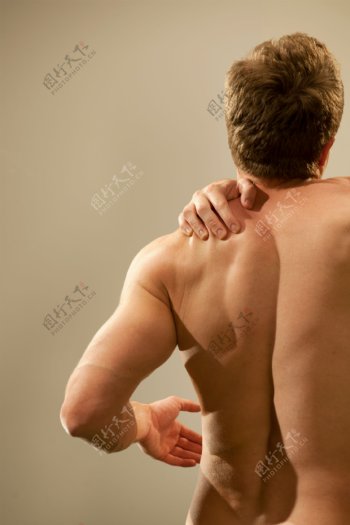 肩膀酸痛的男人图片