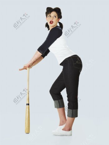 拿棒球球棍仰望的外国性感美女图片