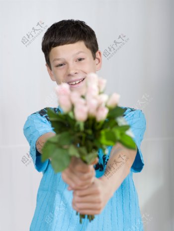送玫瑰的青年男孩图片
