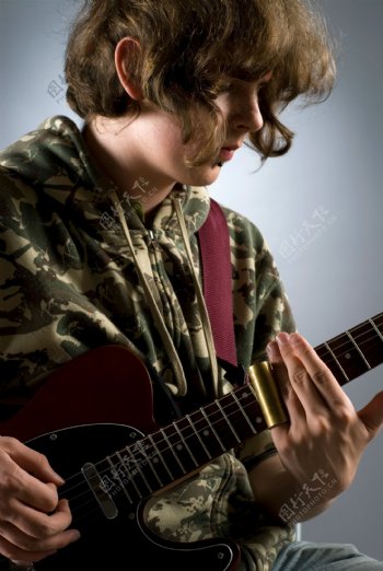 在弹奏吉它的外国男性图片