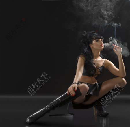 吸烟的时尚美女图片