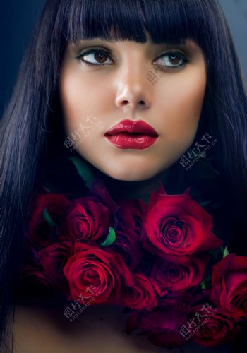 红色的玫瑰花和性感的美女图片