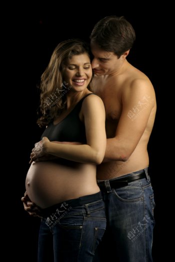 外国年轻夫妻孕妇写真图片
