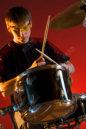 演奏架子鼓的外国男性鼓手图片