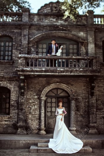 欧式古建筑拉小提琴的新娘图片