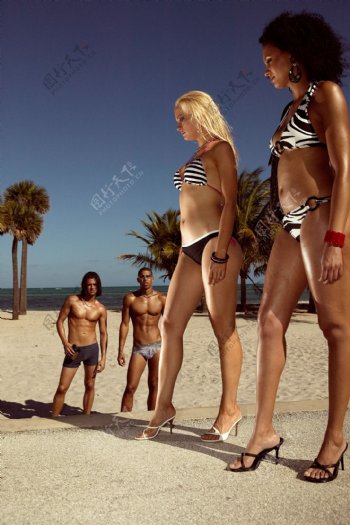 沙滩上的性感美女与肌肉男图片