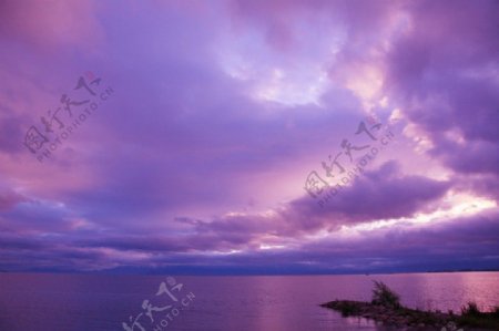 紫色天空背景