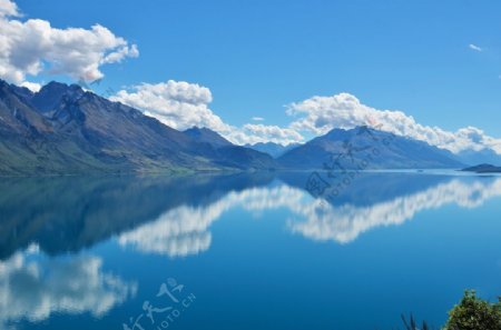 蓝天白云下的湖面高清风景背景素材图片
