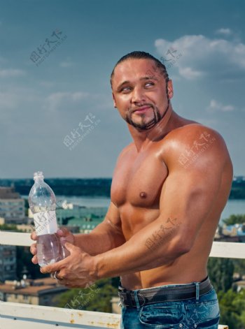 拿矿泉水瓶的肌肉男人图片