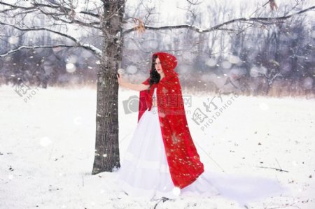 女子的雪中景色