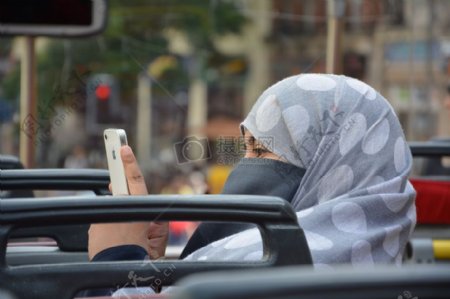 玩手机戴头巾的女人
