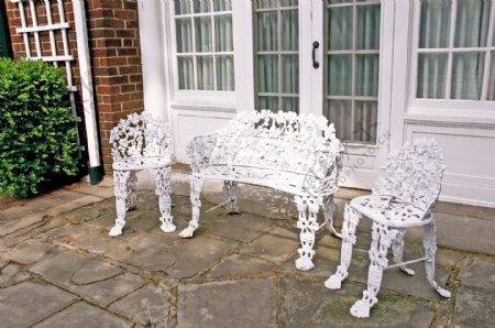 别墅前的雕花椅子