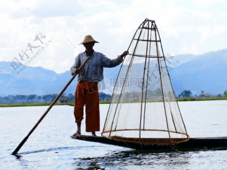 勤劳打渔的缅甸渔夫