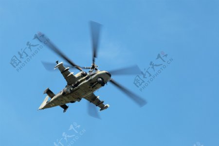 蓝天飞翔的直升飞机图片