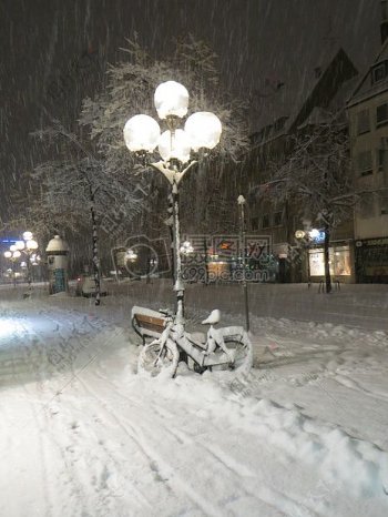 路灯下的雪景
