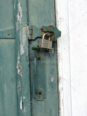 破旧木门上的铁锁