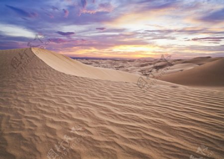 沙漠天空和沙子壁纸网站背景图片