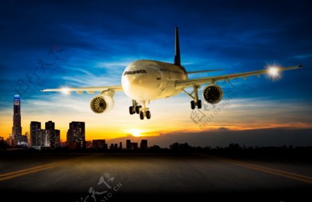 飞机客机与城市景色高清图片