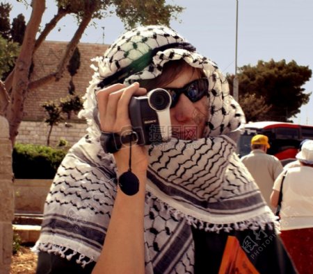 拿相机的沙特阿拉伯人