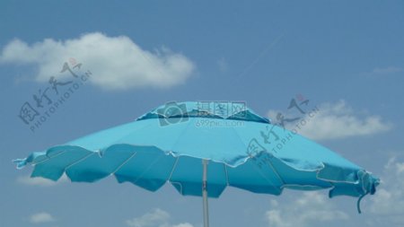 蓝天下的太阳伞
