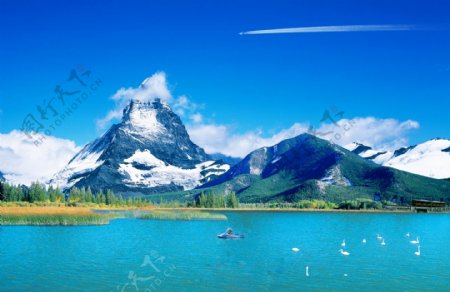 雪山湖泊风光图片