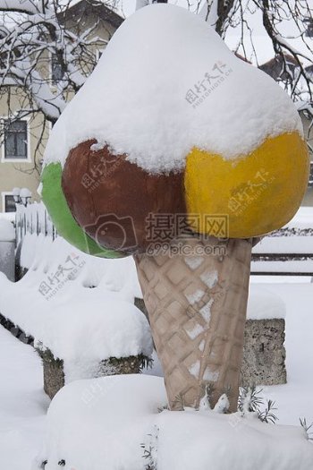 雪下的冰淇淋蛋筒