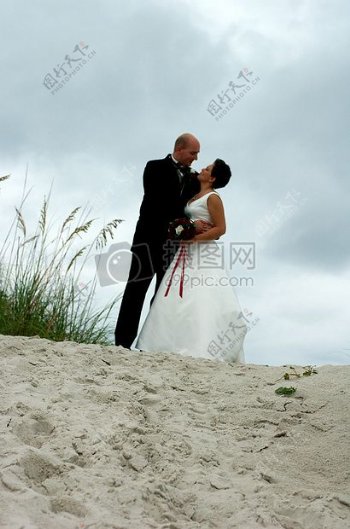 天空下的海滩婚礼