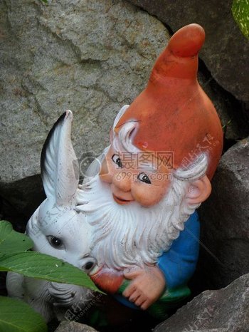 喂兔子的矮人雕塑