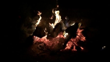实拍黑夜里熊熊燃烧的火柴堆视频素材