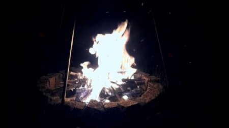 冬天黑夜里熊熊燃烧的火柴堆实拍视频