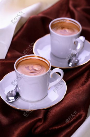 红丝绸与咖啡